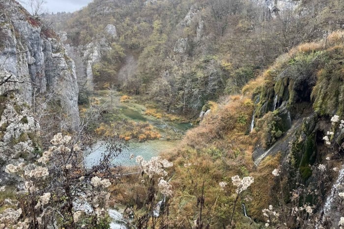 Plitvice Lakes Day Tour from Zadar with Boat & Train Ride