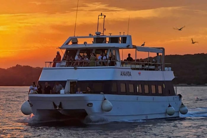 Pula: Dolfijn Zonsondergang Cruise naar Brijuni met Diner & Drankjes