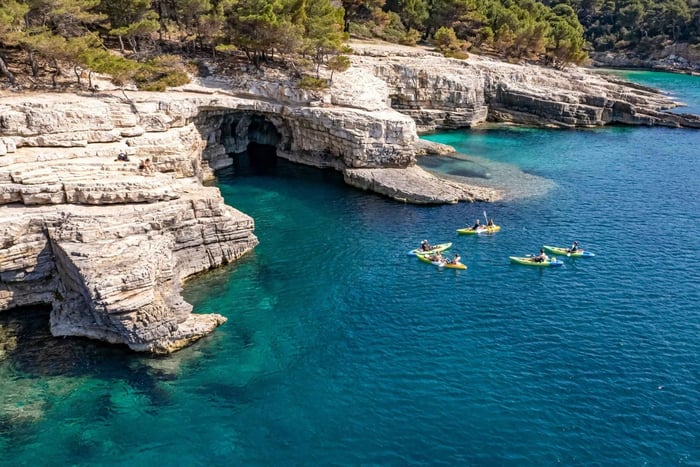 Pula : aventure en kayak vers une grotte marine, snorkeling et saut de falaises