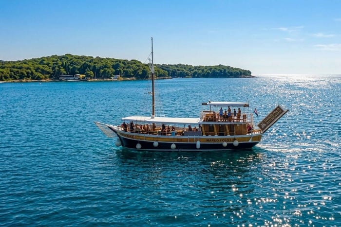 Ab Poreč: Rovinj-Bootstour mit Speisen und Getränken