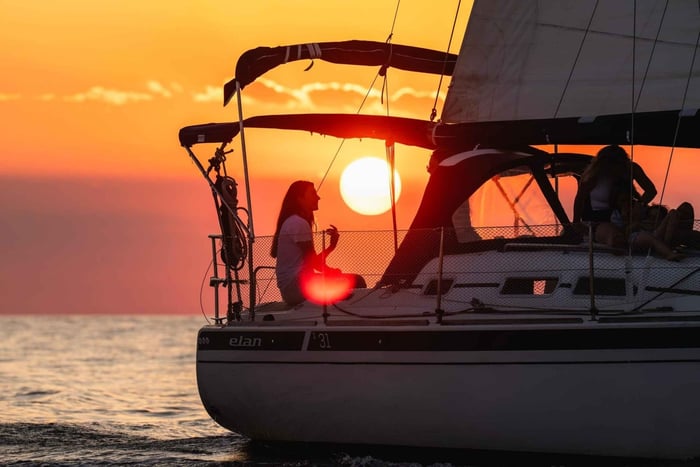 Rovinj: Zeilervaring bij zonsondergang, halve dag, met zwemmen