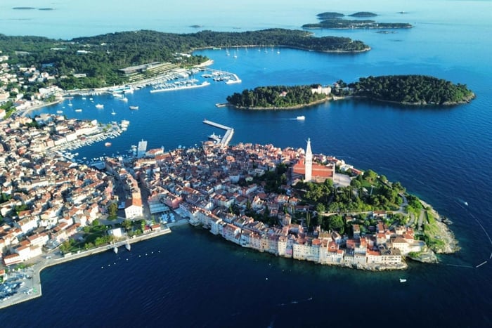 Rovinj: Snabb båttur till Röda ön och Piratgrottan
