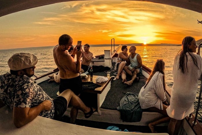 RONDVAART TIJDENS ZONSONDERGANG met kleine groep: Blauwe Grot + dolfijnen spotten + drankje