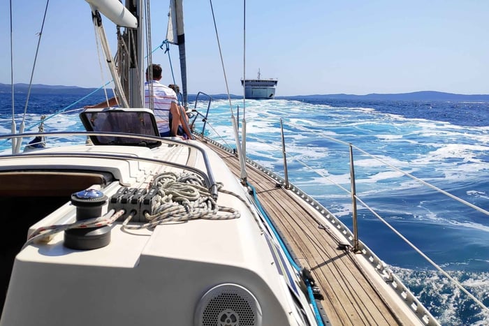 Spalato: Tour di mezza giornata in barca a vela con sosta per nuotare, spuntini e vino
