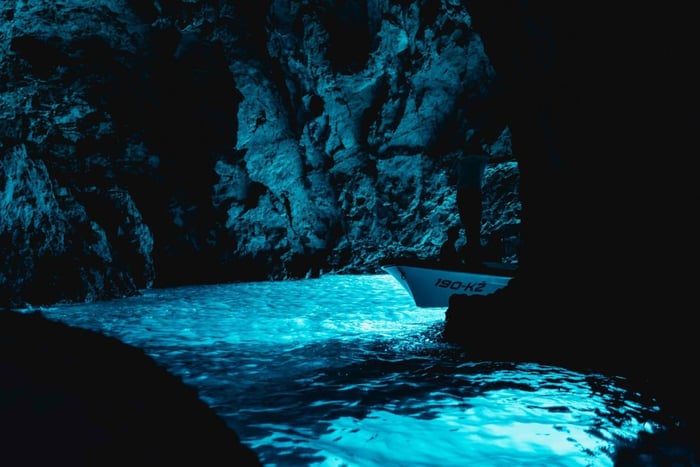 Split/Podstrana: Excursión en lancha rápida por la Cueva Azul, Hvar y las 6 Islas