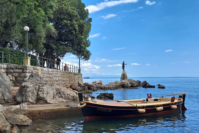 Auringonlasku ratsastaa Opatija Madonnina Boat Tourilla