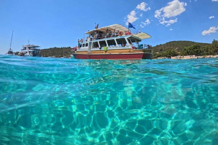 Trogir: Blue Lagoon och kryssning till tre öar med mat och dryck