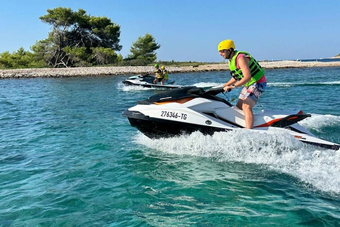 Trogir: Vesiskootterisafari, snorklausta ja Sininen laguuni