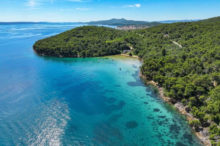 Zadar: Blaue Bucht und 3 Inseln – Bootstour mit unbegrenztem Wein
