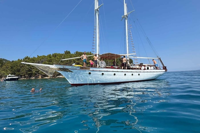 Zadar: Cruise aboard an Authentic Wooden Boat with Drinks
