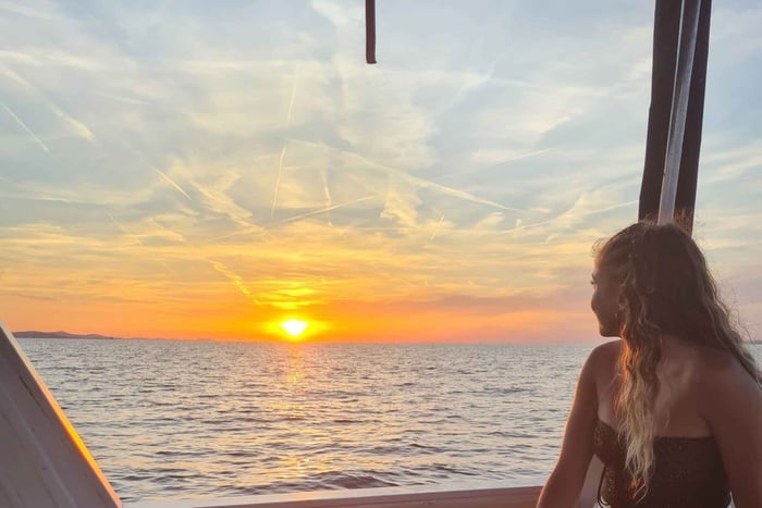 Zadar: Båtcruise ved solnedgang med dalmatisk mat og drikke