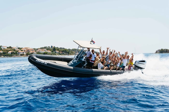 Spalato: tour in motoscafo per piccoli gruppi alla Laguna Blu e alle 3 isole