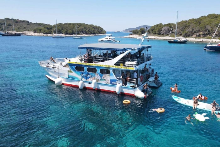 Split: Crucero por Hvar, Brač y Pakleni con almuerzo y bebidas