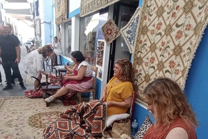 Arraiolos: Embroidered Rug Workshop with Local Artisans