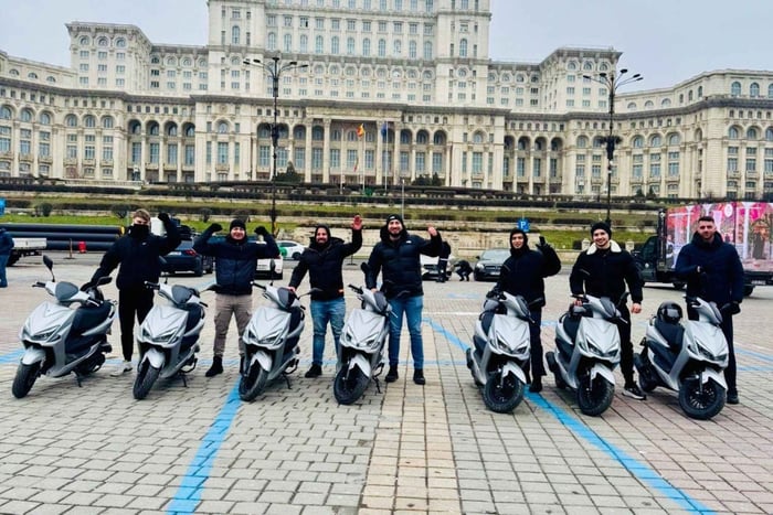 Passeio completo por Bucareste de scooter (não precisa de carteira)