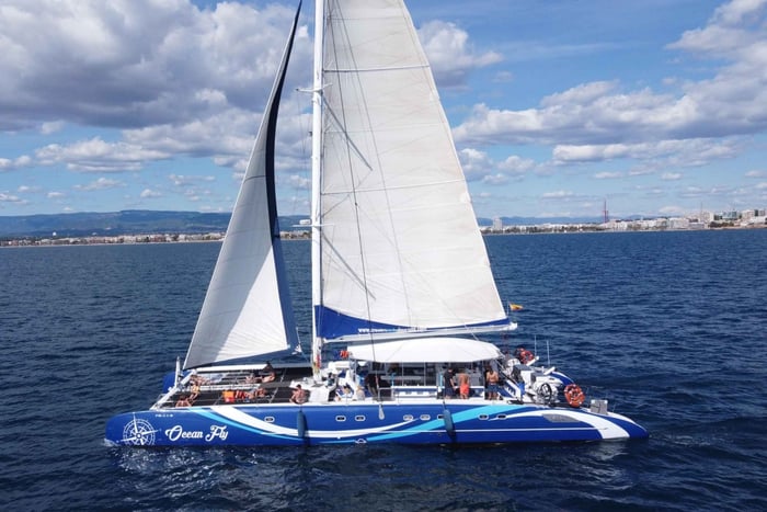 Cambrils: Costa Dorada Catamaran Day Cruise med BBQ Lunsj
