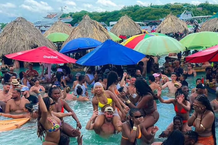Cartagena: Rosario Islands Party Boat Tour with DJ