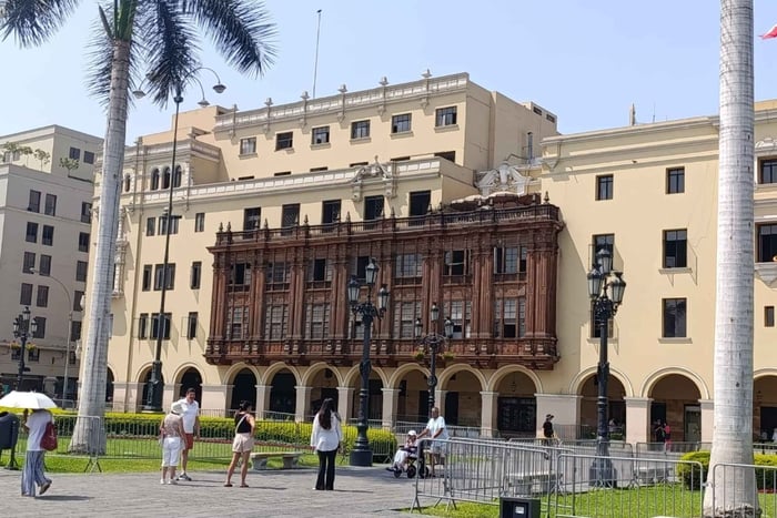 Lima: Colonial and Modern City Tour with Magic Water Circuit