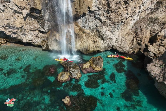 Nerja : parcours libre en kayak (sans guide). Excursion de 2 h 30. Nerja-Cascade de Maro.