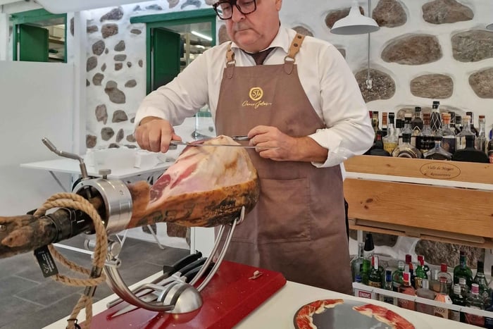 Tour di degustazione di salumi e vini spagnoli a Mogan