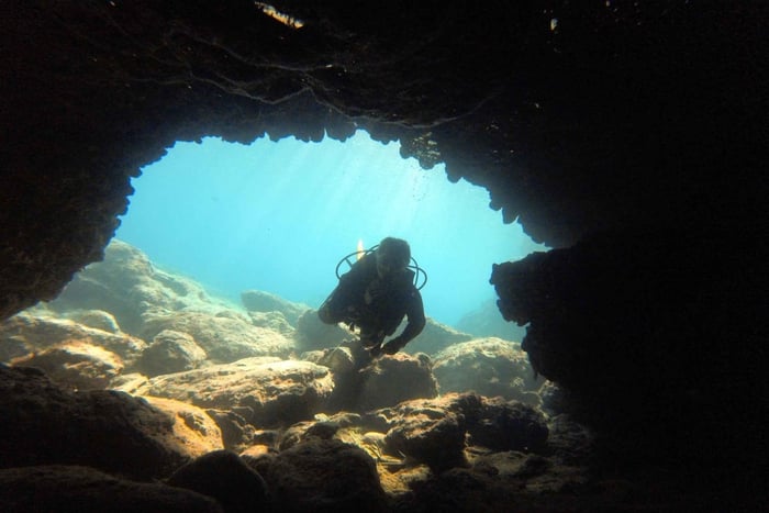 Ayia Napa: attività guidata di immersioni subacquee nelle grotte di Capo Greco per subacquei