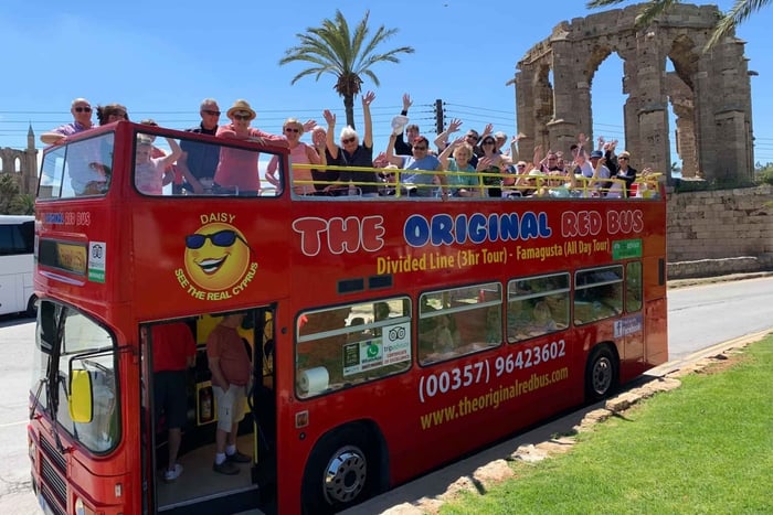 Ayia Napa: tour originale del villaggio sull'autobus rosso