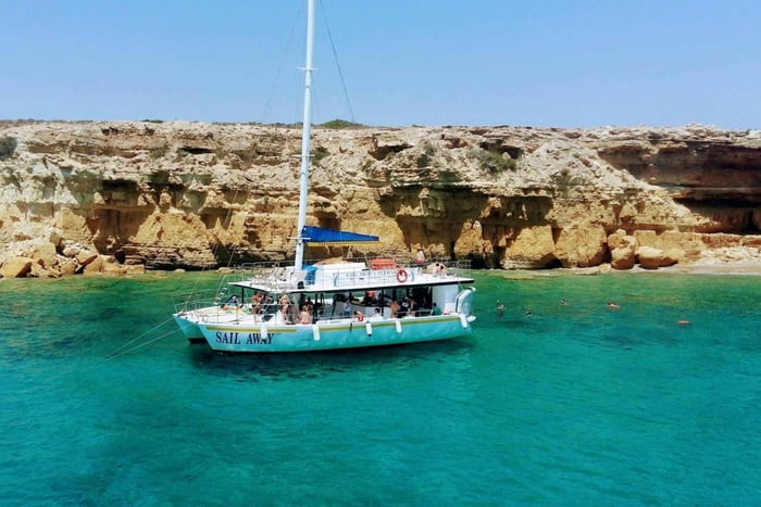 Tour di 1 giorno in catamarano per famiglie da Limassol con pranzo