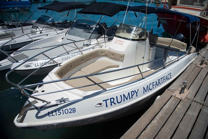 Latchin satama, Kypros: Marinello 26 -veneen vuokraus, jossa ajat itse