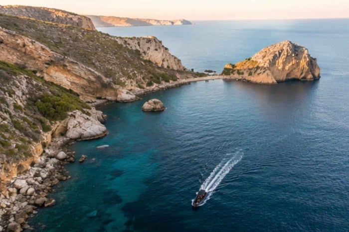 Limassol: Auringonnousun snorklausvenekierros ja drone-kuvaus