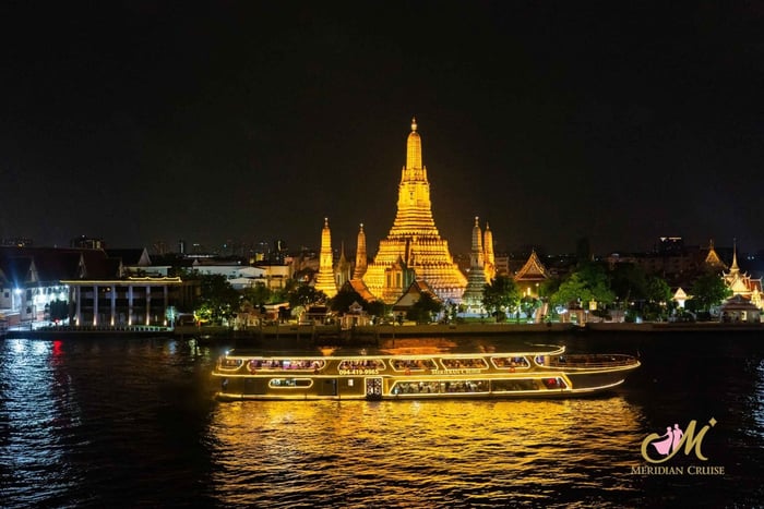 Bangkok: paseo en barco con cena buffet y música en el Chao Phraya Meridian