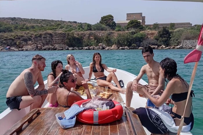 Cagliari : sortie en bateau vintage avec apéritif, Polaroid et Sella del Diavolo
