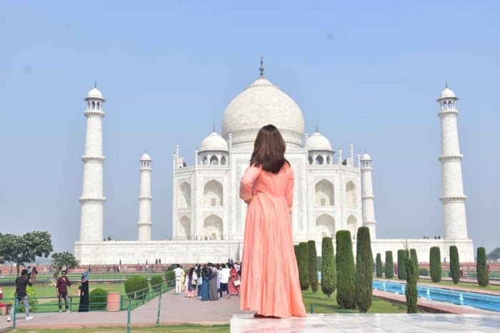 Da escursione privata in auto all'alba del Taj Mahal e di Agra