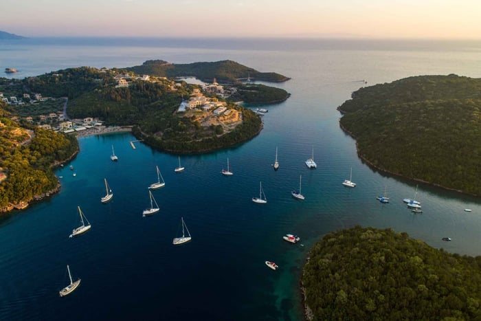Desde Lefkimmi: Syvota, Laguna Azul y Cueva Crucero al Atardecer
