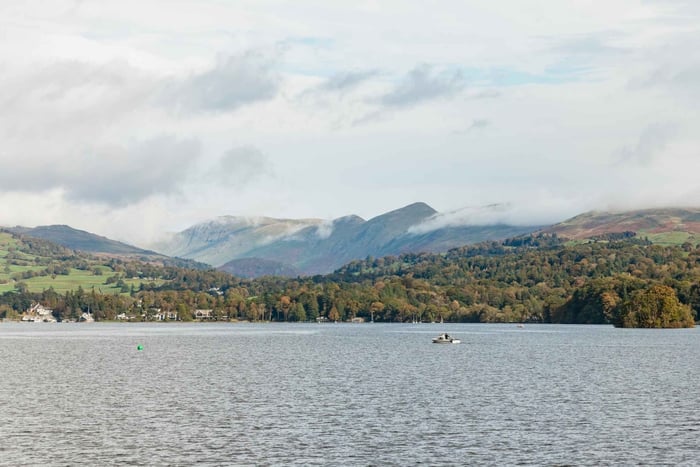 From Manchester: Lake District Bus Tour & Windermere Cruise