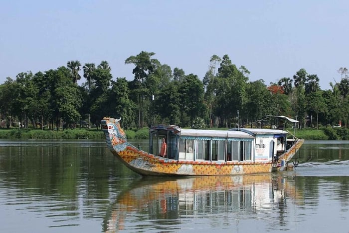 Hue: tour privato in barca drago, pagoda e tombe reali