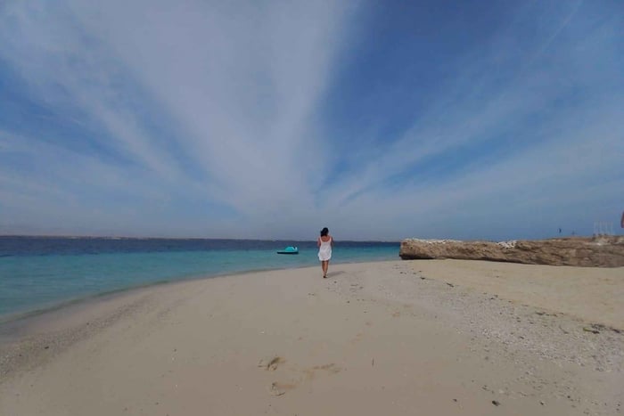 Hurghada: tour in yacht all'isola di Magawish, snorkeling e pranzo