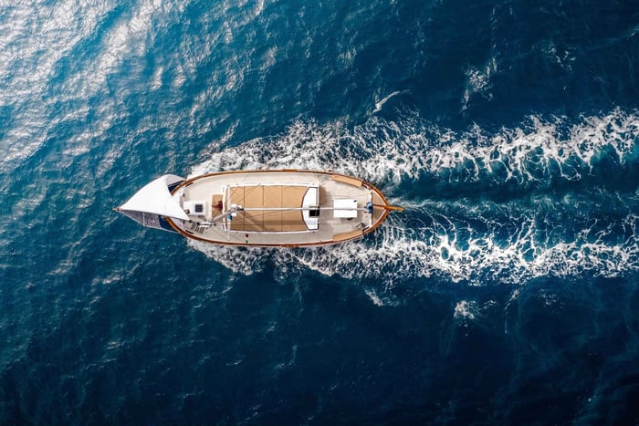 La Maddalena: Island Tour and Lunch Aboard the Dolce Vita Sailing Boat.