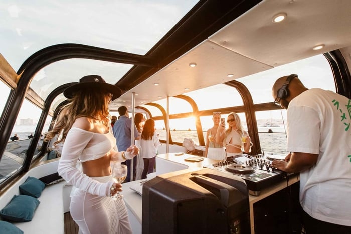 Lissabon: DJ-Party-Bootsfahrt bei Sonnenuntergang mit Pizza & Getränken