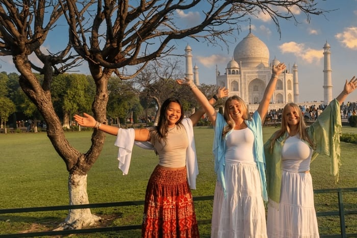 Luxury train tour from Delhi to Agra