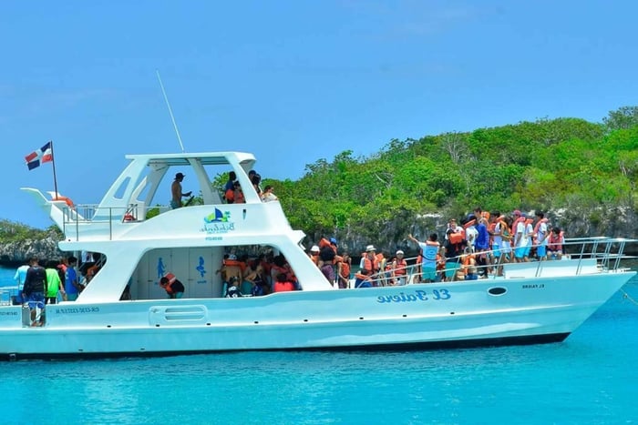 Punta Cana: Exklusive Bootsfahrt zur Insel Saona (Dominikanische Republik) mit Mittagessen und natürlichem Pool