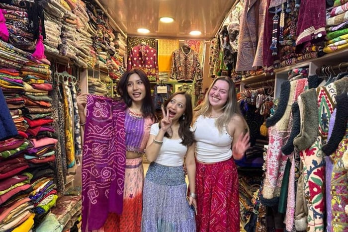 Shopping Tour with Female Expert with Hotel Pick-up