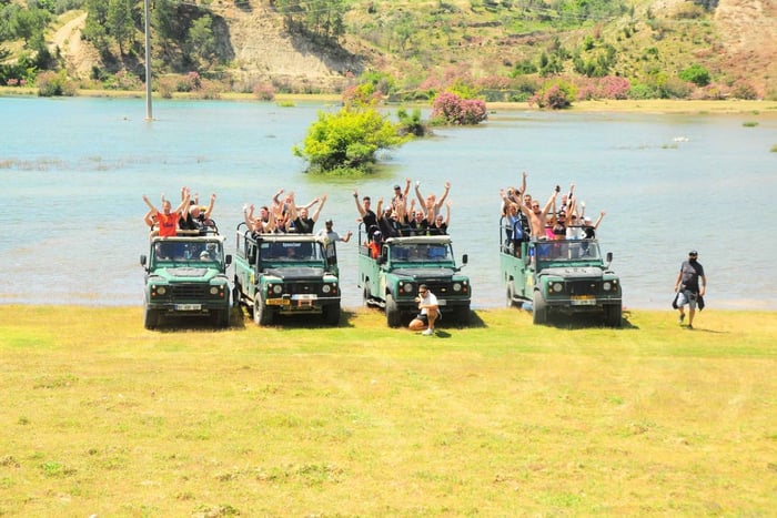 Kylki: Green Canyon ja vesiputous Jeep Safari lounaalla.