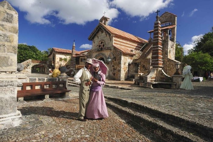 Excursie naar Altos de Chavón en de Cuevas de las Maravillas vanuit Santo Domingo