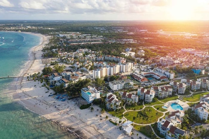 From Punta Cana: Colonial Zone, Malecón & Los Tres Ojos Tour