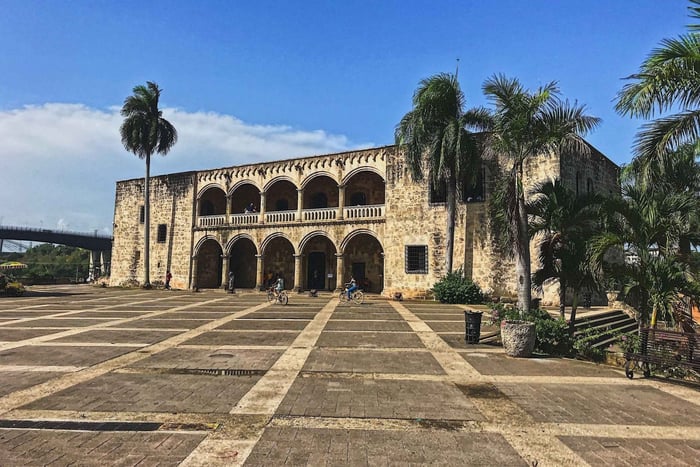 Von Punta Cana: Tour nach Santo Domingo, Zona Colonial und Los Tres Ojos,