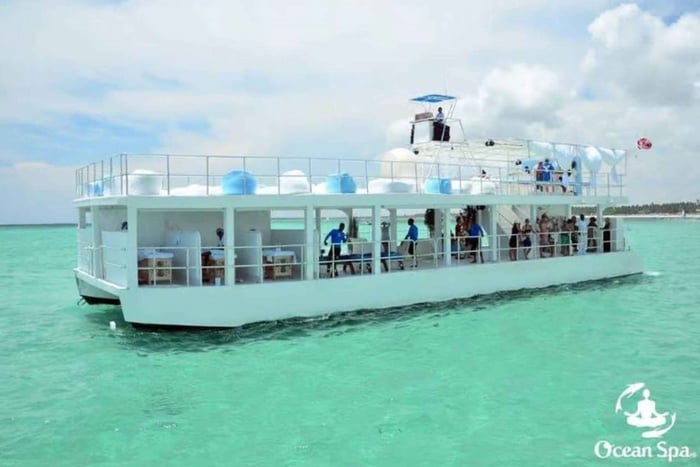 Spa flottant privé réservé aux adultes, avec massage et yoga