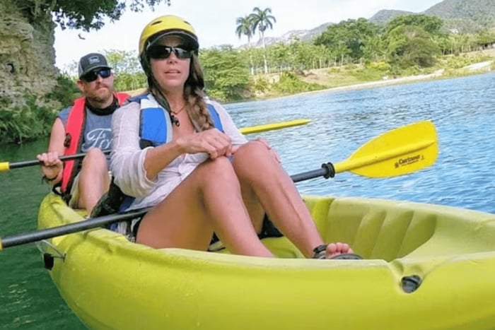 Aventura privada de kayak ecológico por el río Yásica con almuerzo local