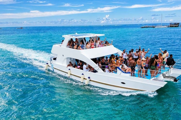 Punta Cana: fiesta hip hop en barco solo para adultos, barra libre y esnórquel