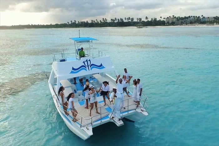 Punta Cana: Catamaran Cruise with Snorkeling & Open Bar
