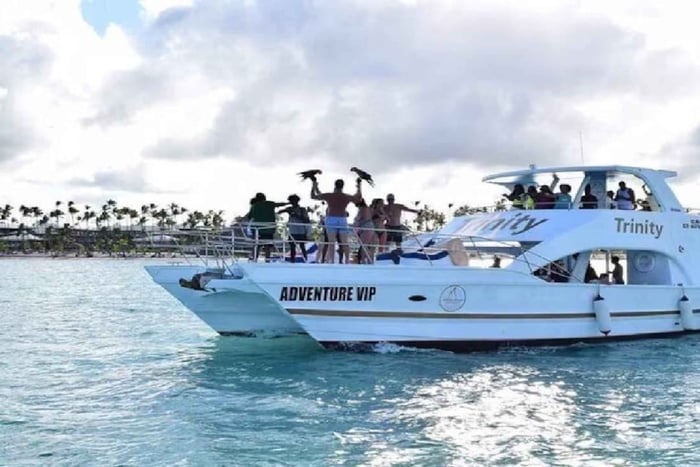 Punta Cana: Cayo Levantado & El Limón Waterfall Day Trip